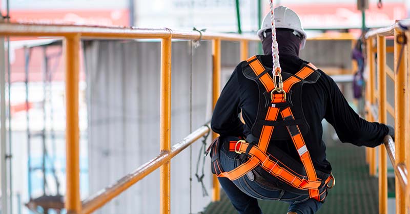 AdobeStock_245974599 Construction worker using fall protection